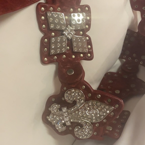 Nwt Charm and Luck fleur de Lois bling leather belt red with stones size S - Picture 5 of 9
